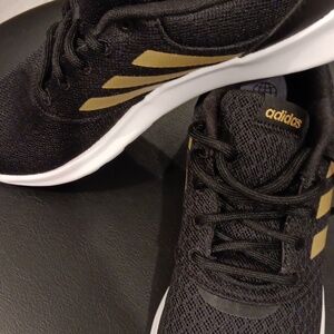 Size 8.5 Black and Gold Adidas cloud foam tennis shoes